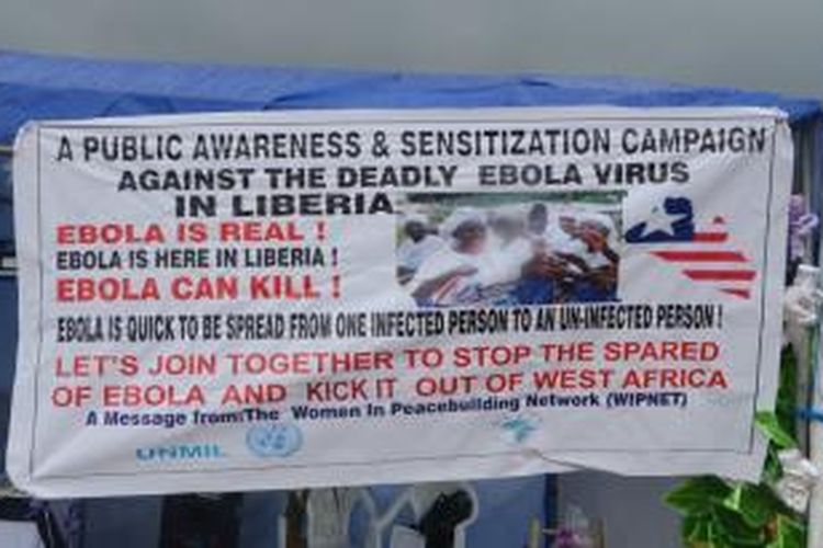 Sebuah poster informasi tentang penyakit ebola dipasang di salah satu sudut kota Monrovia, Liberia. Pada Kamis (7/8/2014), pemerintah Liberia menetapkan status darurat ebola setelah penyakit itu membunuh hampir 300 orang warga negara itu.