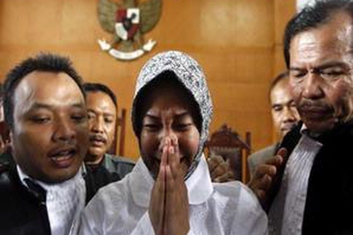 Prita Mulyasari tak kuasa menahan tangis usai mendengar vonis bebas murni yang dibacakan Majelis Hakim dalam persidangannya di Pengadilan Negeri Tangerang, Banten, Selasa (29/12/2009).