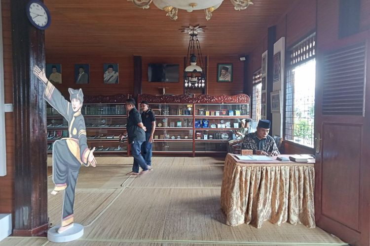 Bagian dalam Museum Rumah Kelahiran Buya Hamka.