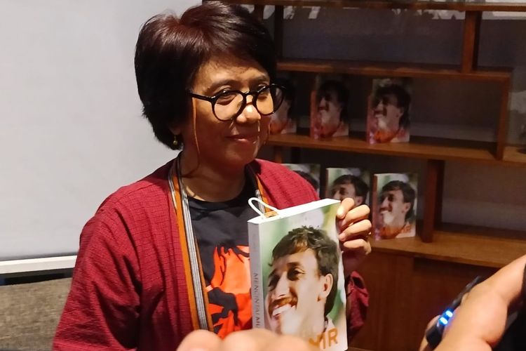Istri aktivis hak asasi manusia (HAM) Munir, Suciwati saat ditemui dalam peluncuran buku Mencintai Munir di Kemang, Jakarta Selatan, Rabu (14/9/2022).