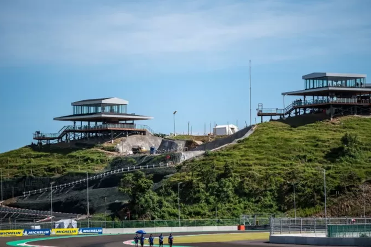 Gedung VIP di atas bukit di tengah sirkuit jelang Grand Prix MotoGP Indonesia di Sirkuit Jalan Internasional Mandalika, 17 Maret 2022.