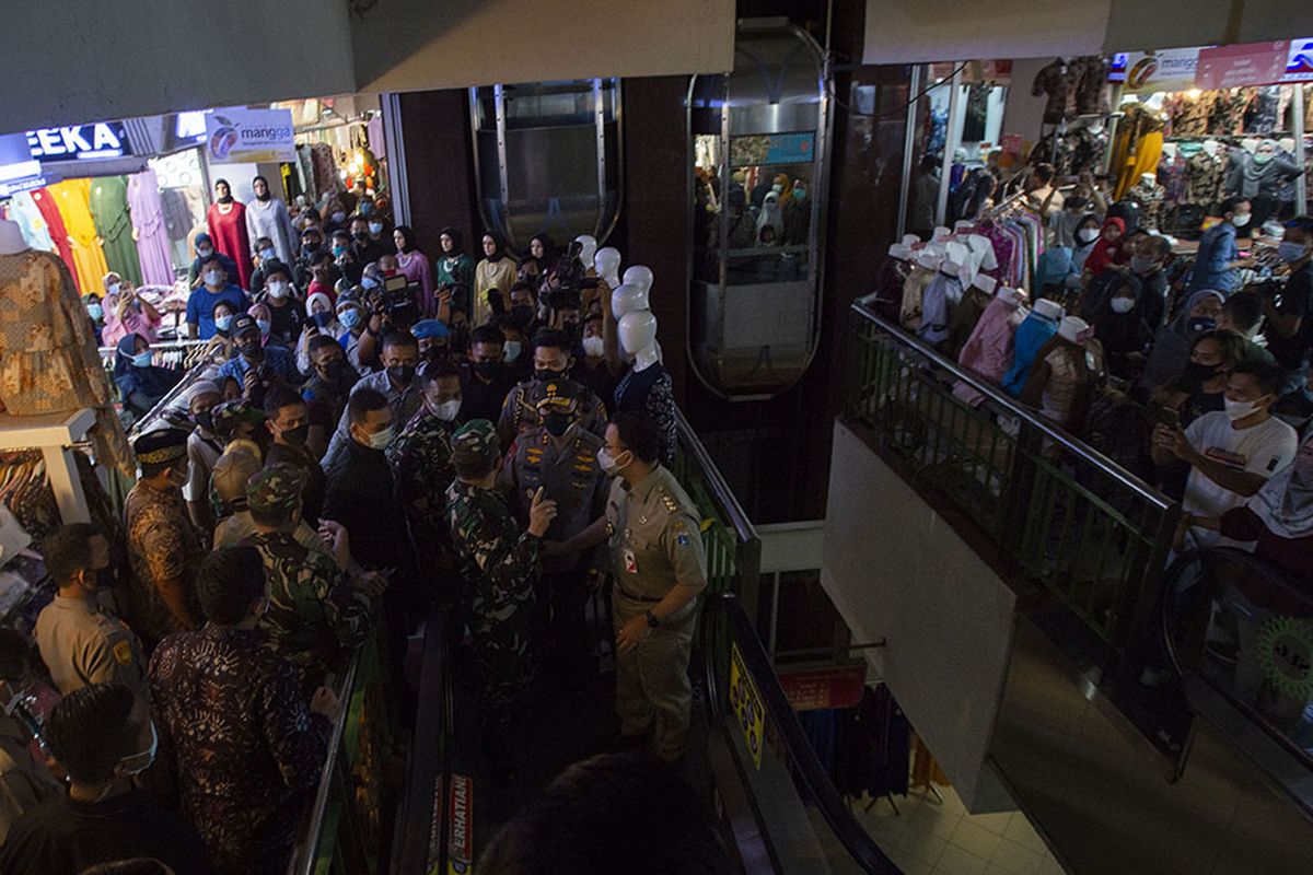 Gubernur DKI Jakarta Anies Baswedan (kanan) bersama Panglima Kodam Jaya Mayjen TNI Dudung Abdurachman (ketiga kiri) dan Kapolda Metro Jaya Muhammad Fadil Imran (kedua kanan) meninjau situasi di Pusat Grosir Pasar Tanah Abang, Jakarta Pusat, Minggu (2/5/2021). Anies mengakui adanya lonjakan pengunjung di pusat tekstil terbesar se-Asia Tenggara dari sekitar 35.000 pengunjung pada hari biasa menjadi sekitar 87.000 orang pada akhir pekan ini sehingga pihaknya menyiagakan sekitar 750 petugas untuk menjaga kedisiplinan protokol kesehatan untuk mencegah penularan COVID-19.