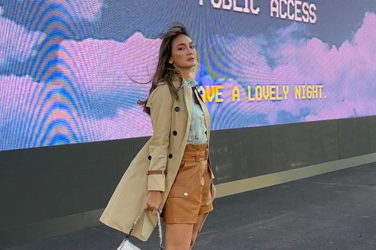 Luna Maya Tampil di New York Fashion Week 2022. Luna Maya bicara soal kedekatannya dengan pria.