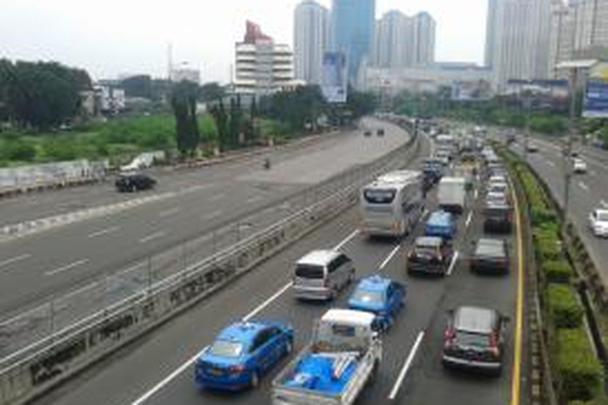 Kemacetan yang terjadi di ruas Jalan Tol Dalam Kota dari arah Pluit menuju Slipi, Kamis (6/2/2014) pagi. Sebaliknya, di jalur reguler yang berada tepat di sebelahnya, yakni ruas Jalan S Parman arah Slipi, kondisi lalu lintas justru relatif lancar.