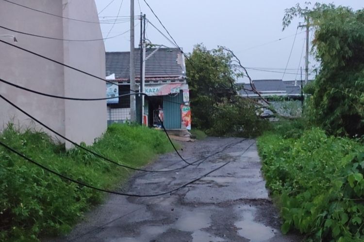 Tiang listrik dan pohon mangga tumbang menimpa rumah warga di perumahan Grand Metro Pamengkang Kecamatan Mundu Kabupaten Kuningan Jawa Barat, Jumat (1/3/2024) petang.