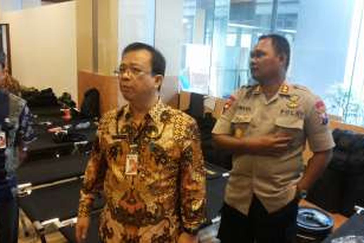 Kepala Biro Umum Pemprov DKI Jakarta Agustino Darmawan saat meninjau kesiapan pengamanan di Balai Kota, Jumat (4/11/2016) pagi.
