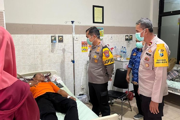 Kapolres Nganjuk, AKBP Muhammad, saat menjenguk Panwaslu Desa Wengkal, Kecamatan Rejoso, Joko Triwanto (53), di RSD Nganjuk, Sabtu (17/02/2024). Doc: Humas Polres Nganjuk