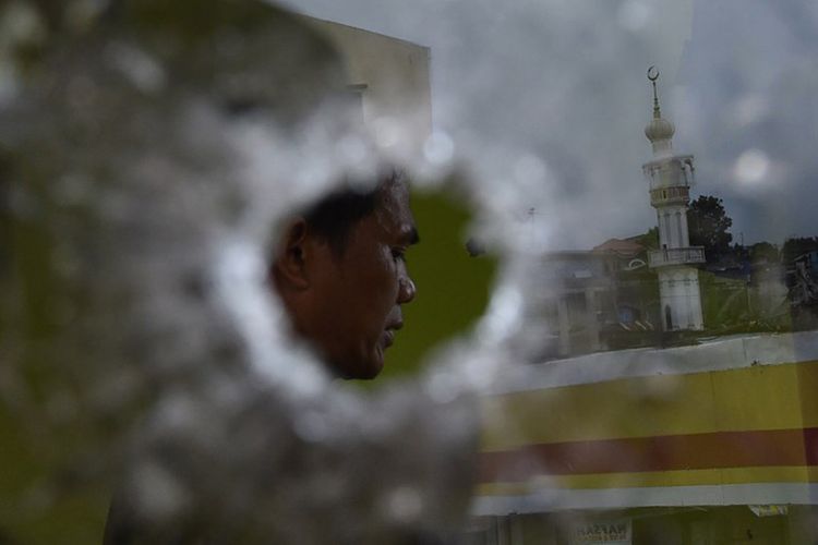 Seorang polisi Muslim sedang menunaikan ibadah shalat di dalam sebuah bangunan yang memiliki jejak tembakan di Kota Marawi, Filipina, Senin (29/5/2017).  