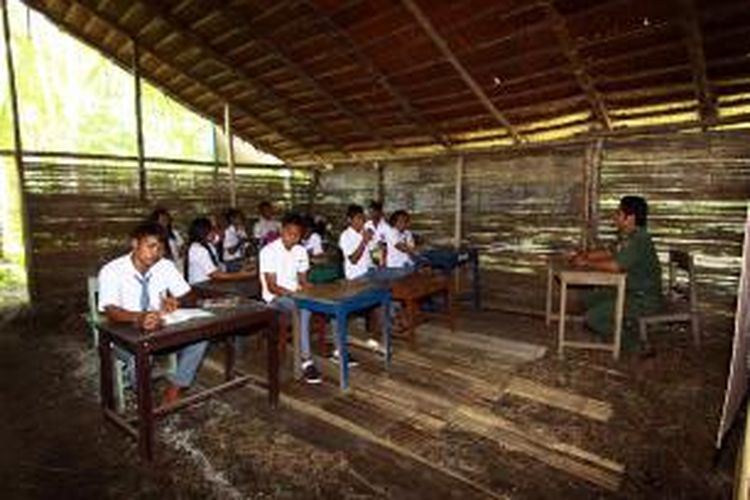 Para siwa sedang belajar di SMA Udamakatraya di Desa Bannada, Kecamatan Gemeh, Kabupaten Kepulauan Talaud, Sulawesi Utara. SMA ini dibangun secara swadaya oleh warga setempat dan hanya berdinding bambu, beratap rumbia dan berlantai tanah.