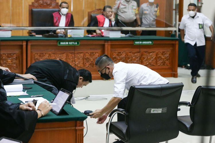 Terdakwa mantan Kapolres Bukittinggi, AKBP Dody Prawiranegara menjalani sidang tuntutan di Pengadilan Negeri Jakarta Barat, Senin (27/3/2023). Jaksa penuntut umum (JPU) menuntut hukuman 20 tahun penjara dan denda sebesar Rp 2 miliar terhadap Dody Prawiranegara atas kasus peredaran narkotika jenis sabu.