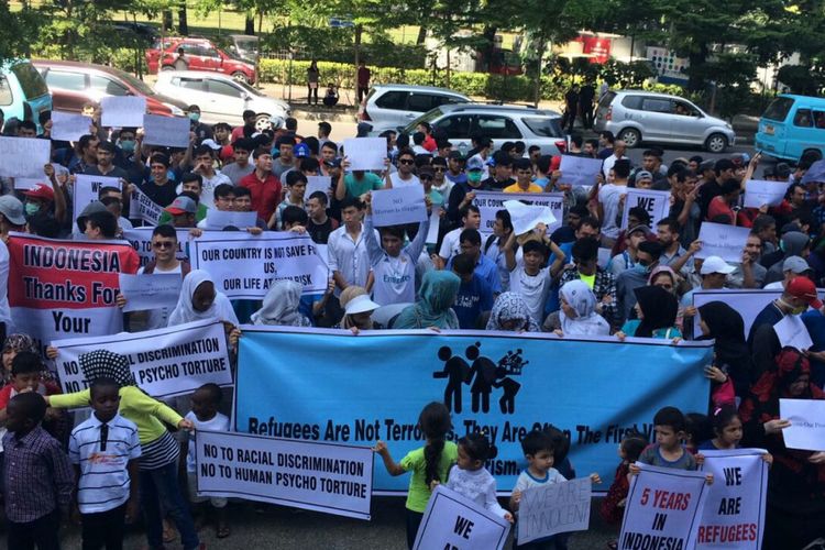 Ratusan imigran dari berbagai negara konflik yang bermukim di Makassar menggelar aksi demonstrasi di kantor UNHCR terletak di Menara Bosowa, Jl Jenderal Sudirman, Makassar, Rabu (21/2/2018).