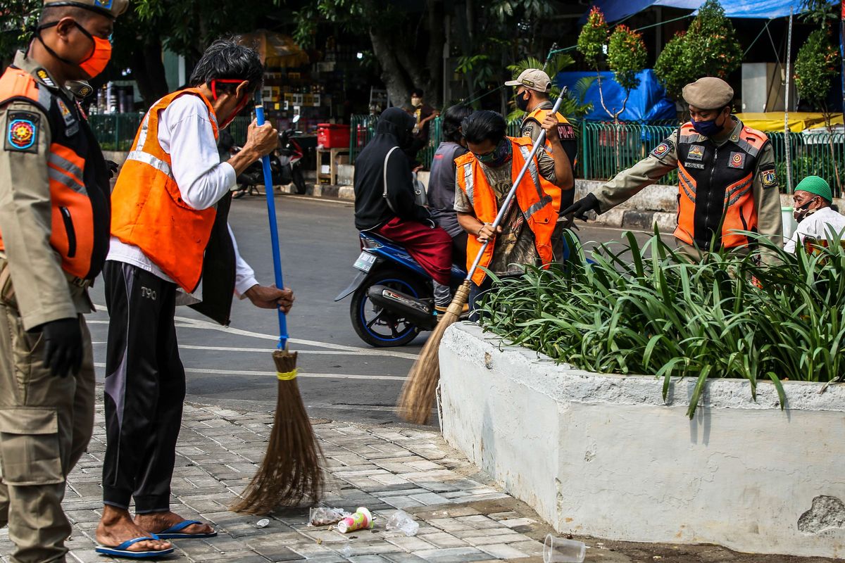 Warga yang tidak memakai masker saat dihukum dalam Operasi Yustisi Protokol COVID-19 di Kawasan Tanah Abang di Jakarta Pusat, Senin (14/9/2020).  Operasi Yustisi tersebut dilaksanakan untuk menertibkan masyarakat agar lebih disiplin dalam menerapkan protokol kesehatan pencegahan penyebaran Covid-19.