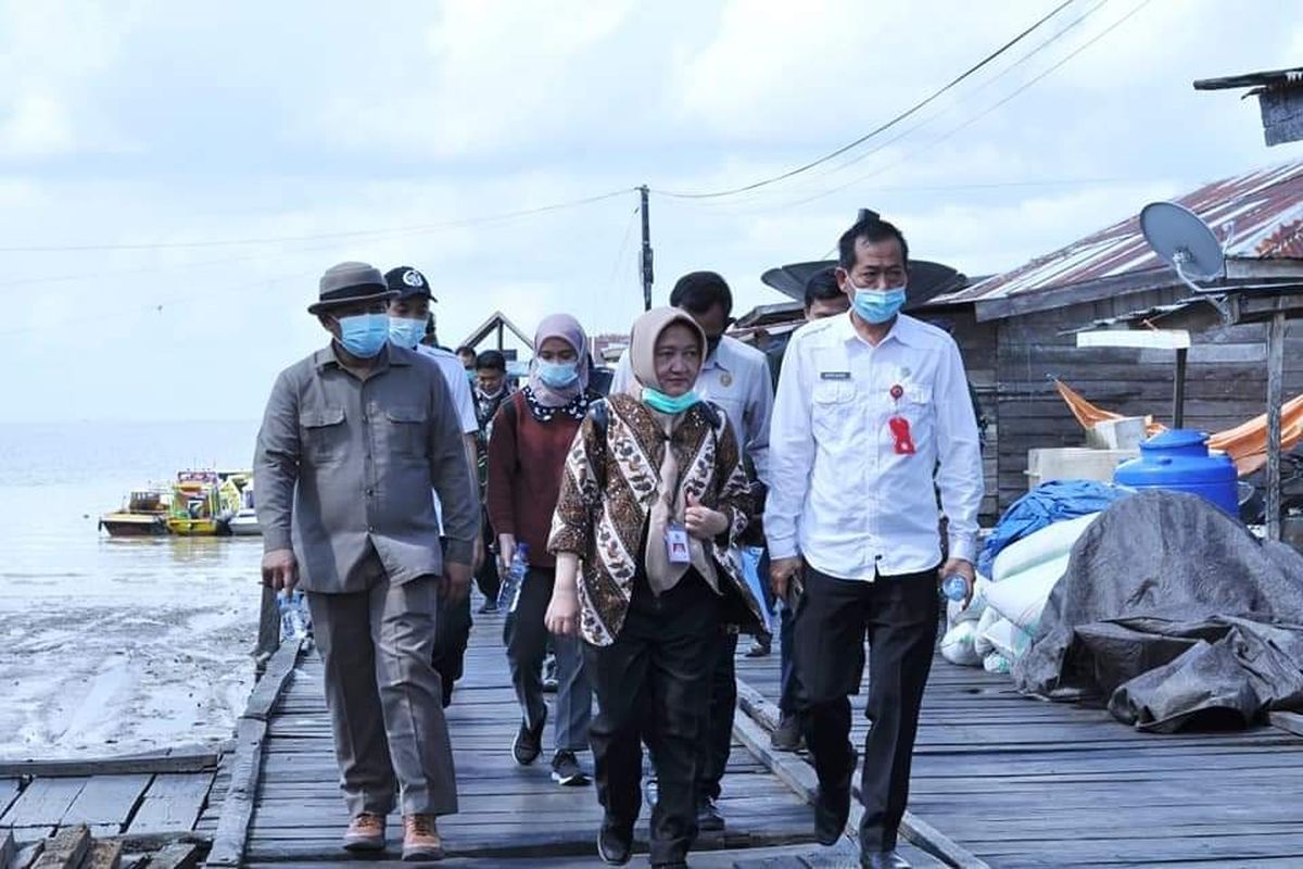 Assistant Deputy (Asdep) for National Boundary Management of the BNPP Sea and Air Territory, Siti Metrianda (center) while inspecting the Sei Ular border.