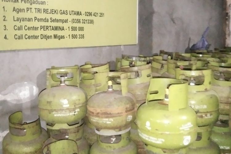 Ketersediaan Elpiji bersubsidi kemasan tabung 3 kilogram di salah satu pangkalan resmi Pertamina di Kabupaten Tuban, Jawa Timur. Minggu (17/3/2024).