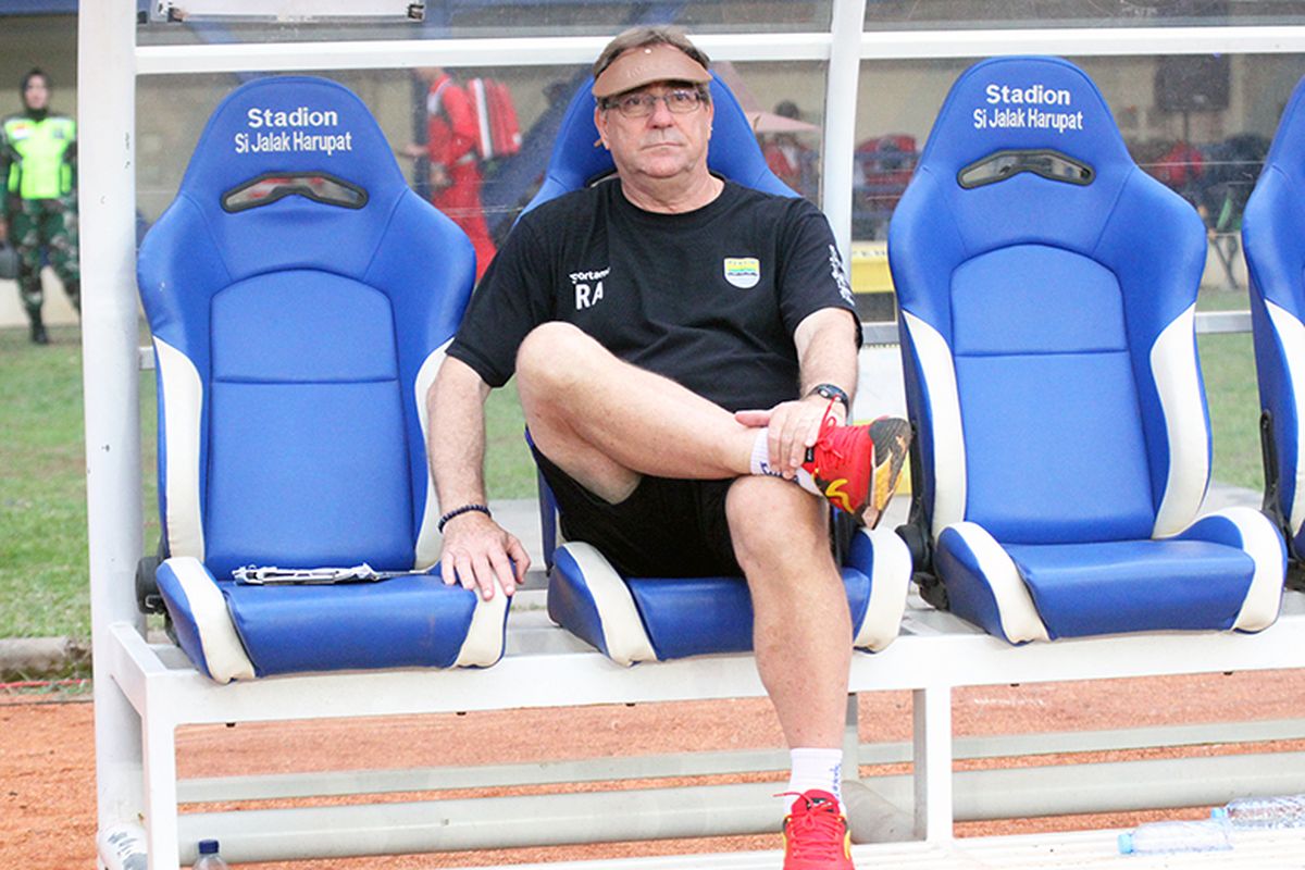 Pelatih Persib Bandung, Robert Rene Alberts. 
