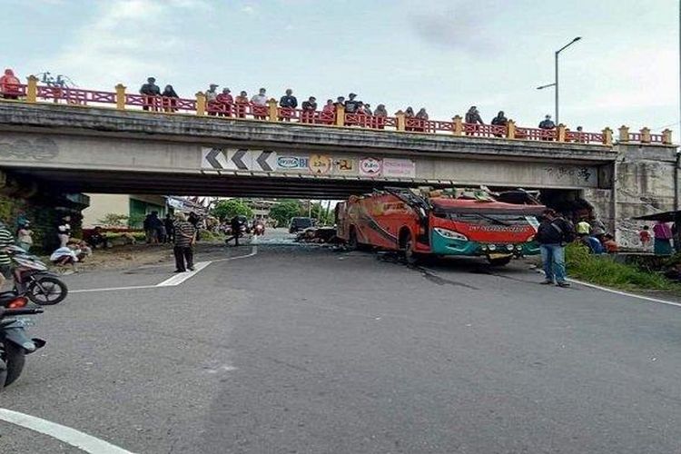 Sebuah bus menabrak fly over di Kelurahan Bukit Surunga, Kecamatan Padang Panjang Barat, Kota Padang Panjang, Provinsi Sumatra Barat, Minggu (30/1/2022) pagi. 


