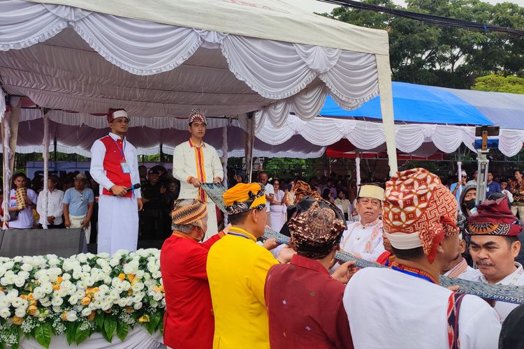 Calon wakil presiden nomor urut 2, Gibran Rakabuming Raka, ditahbiskan menjadi orang Toraja, Minggu (26/11/2023). Prosesi penahbisan itu dilakukan di Kolam Makale, Toraja, Sulawesi Selatan. 