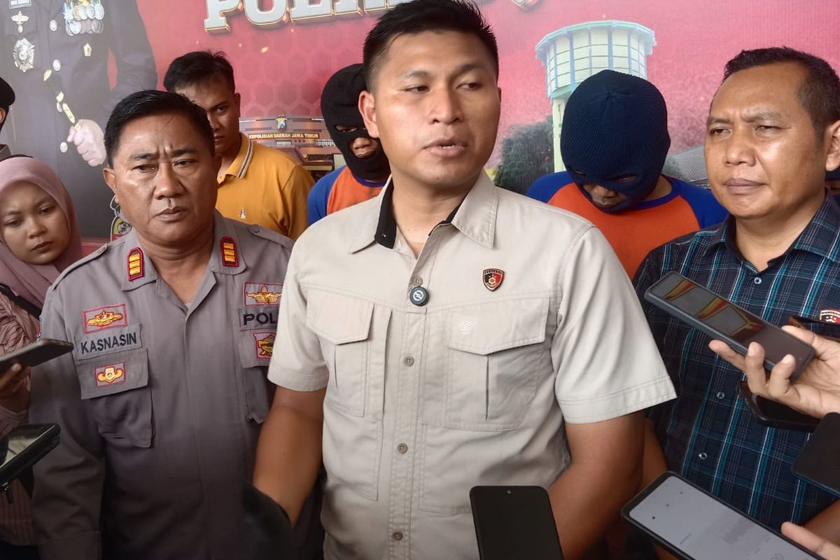 Kasat Reskrim Polres Jombang AKP Margono Suhendra, menyampaikan hasil penanganan penemuan mayat korban mutilasi, di Mapolres Jombang, Jawa Timur, Kamis (13/2/2025).