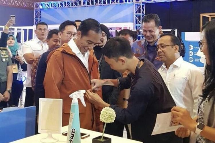 Presiden Joko Widodo mengenakan jaket Ame Raincoat dalam acara IdeaFest 2018. Dalam acara tersebut, Jokowi mengatakan jaket Ame Raincoat kualitas ekspor namun harganya bersaing.