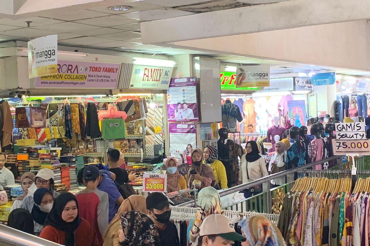 Para pengunjung memadati Pasar Tanah Abang, Jakarta Pusat, Senin (10/4/2023) sejak pukul 11.00 WIB. Puasa tidak menyurutkan hasrat belanja pusat tekstil grosir terbesar di Asia Tenggara ini.