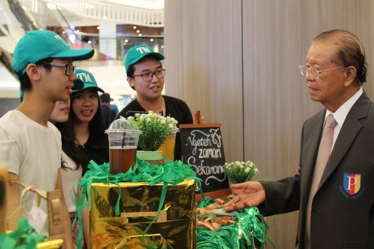 Rektor Podomoro University (PU) Dr. Cosmas Batubara menyaksikan para mahasiswa PU memamerkan bisnis Teh Menari dalam pameran di Neo SOHO Podomoro City, Jakarta.