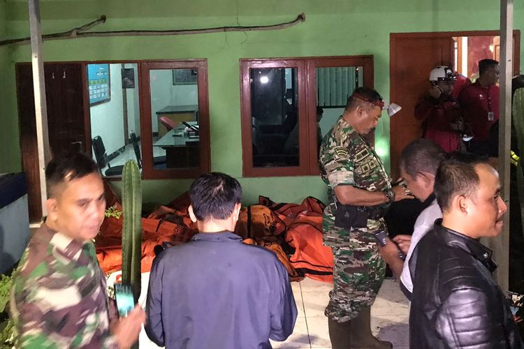 Kantung-kantung berisi jenazah korban kebakaran di Depo BBM milik PT Pertamina, Plumpang, Koja, Jakarta Utara, Jumat (3/3/2023) terus berdatangan hingga pukul 22.17 WIB.