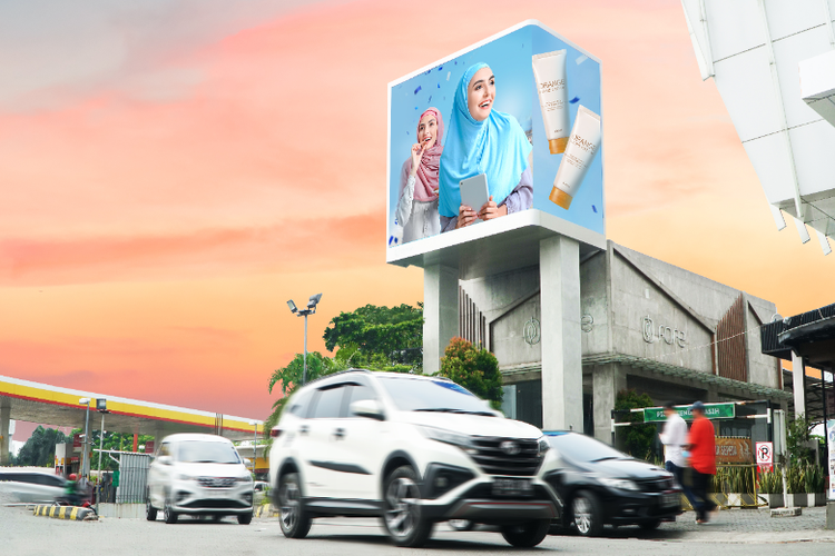 Digital billboard kedua City Vision, Mega Bekasi Digital Network, terletak di pusat perbelanjaan yang ramai.