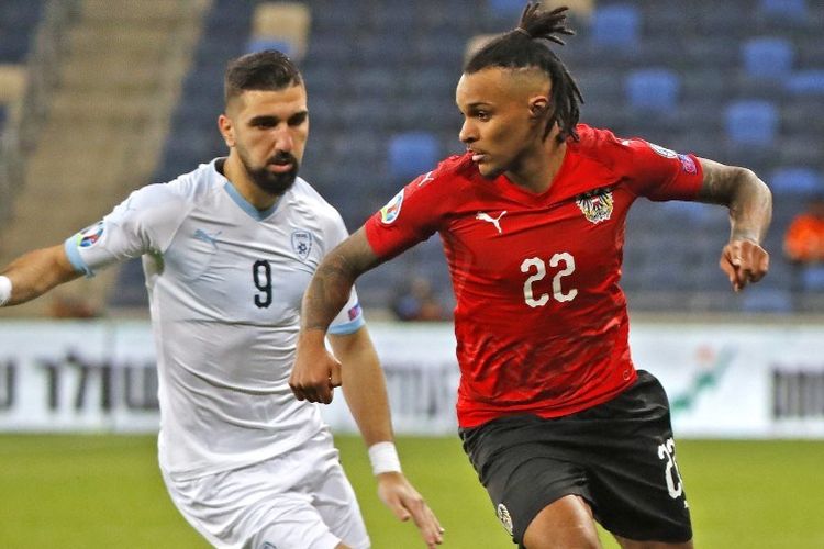 Gelandang Austria, Valentino Lazaro (kanan), dikawal penyerang Israel, Moanes Dabour, pada laga Israel vs Austria dalam babak kualifikasi Euro 2020 di Stadion Sammy Ofer, 24 Maret 2019. 