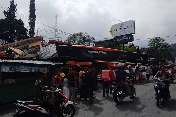 kondisi bus pariwisata asal Ngajuk, Jawa Timur, saat menabrak warung di Karanganyar, Jawa Tengah