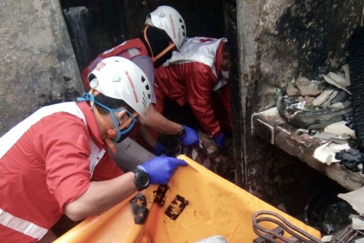 Petugas PMI tengah mengevakuasi korban kebakaran sebuah warga warung padang di Kampung Ulekan, Desa Sukaharja, Kecamatan  Telukjambe Timur, Kabupaten Karawang, Jumat (14/8/2020).