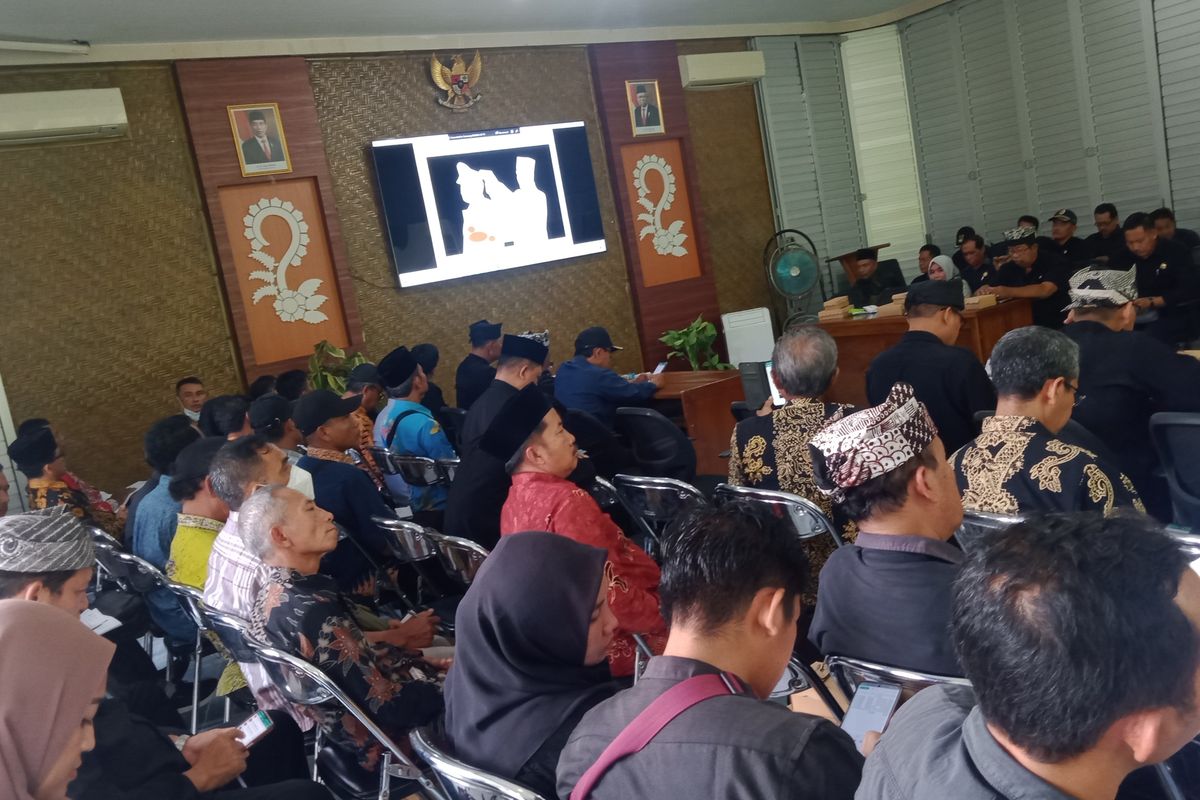 Puluhan kepala desa, BPD dan Camat saat dikumpulkan di Kantor DPMDes Banyuwangi 