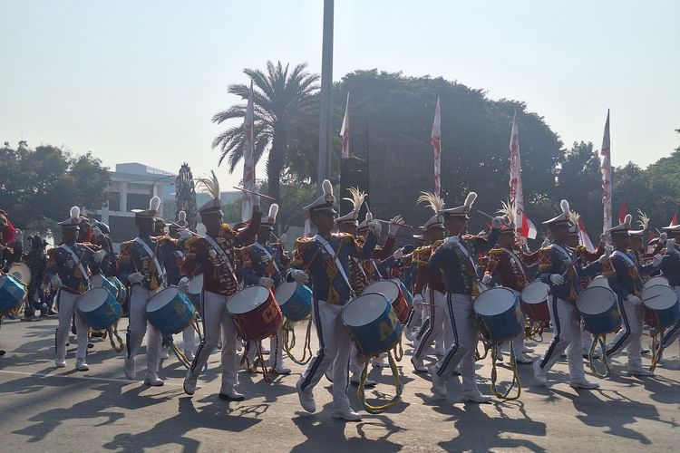 Kemeriahan Kirab Bendera: Warga Pekikkan 