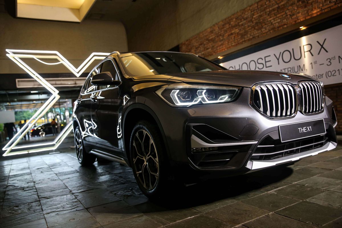 Mobil New BMW X1, Sport Utility Vehicle (SUV) terlihat saat diluncurkan di Jakarta, Jumat (1/11/2019). BMW X1 facelift hadir dengan satu varian yaitu X1sDrive18i xLine. Mobil ini sudah dirakit secara lokal di fasilitas BMW Production Network 2, Gaya Motor, Sunter, Jakarta Utara dan dibanderol Rp739.000.000 off the road.