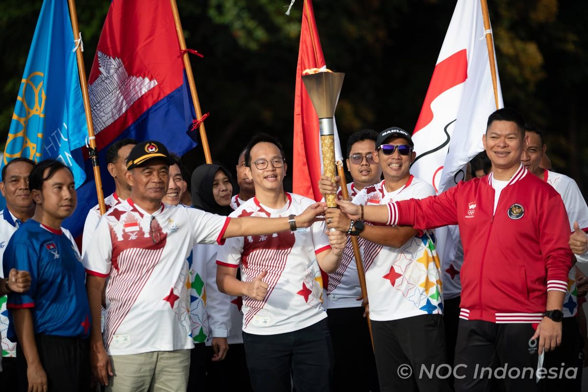Pawai obor SEA Games 2023 Kamboja yang digelar di Kompleks Gelora Bung Karno, Senayan, Jakarta, Sabtu (1/4/2023). 