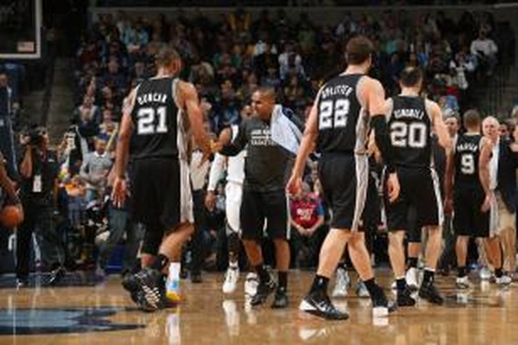 Para pemain San Antonio Spurs meninggalkan lapangan usai memenangi pertandingan melawan Memphis Grizzlies pada lanjutan kompetisi NBA, di FedExForum, Memphis, Jumat (22/11/2013).