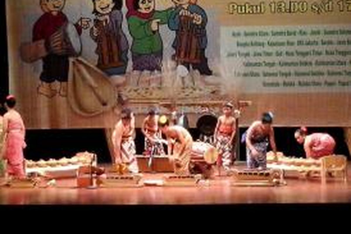 Peserta dari Jawa Tengah pada Festival Nasional Musik Tradisi Anak, Teater Kecil, Taman Ismail Marzuki, 19-21 Mei 2014.