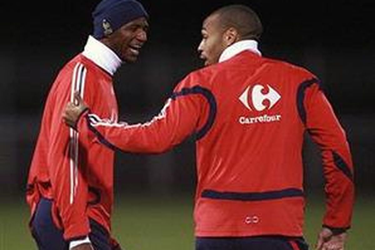 Patrick Vieira (kiri) dipastikan absen saat lawan Rumania. Sedangkan kondisi Thierry Henry meragukan.