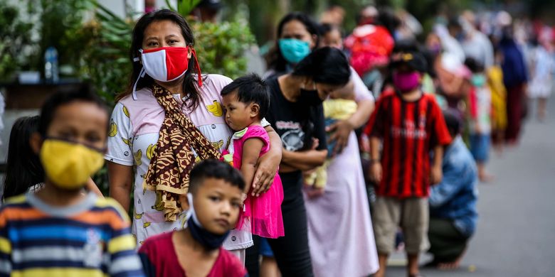 Warga mengantre untuk mendapatkan takjil dengan menjaga jarak di Jl. Cempaka Warna RT 05 RW 06, Cempaka Putih Timur, Jakarta Timur, Kamis (21/5/2020). Setiap hari selama Ramadan, relawan dan donatur membagikan 400 hingga 600 takjil kepada warga kurang mampu dan terdampak virus corona COVID-19.