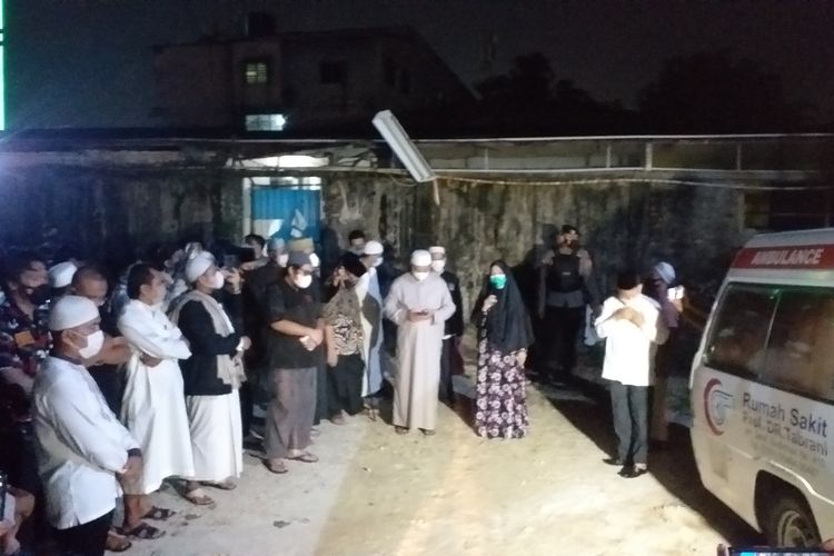 Adik kandung Tengku Zulkarnain, Tengku Nazariyah (jilbab hitam) saat memberikan sambutan sebelum menshalatkan jenazah abangnya di samping RS Tabrani di Jalan Jenderal Sudirman, Kota Pekanbaru, Riau, Senin (10/5/2021) malam.