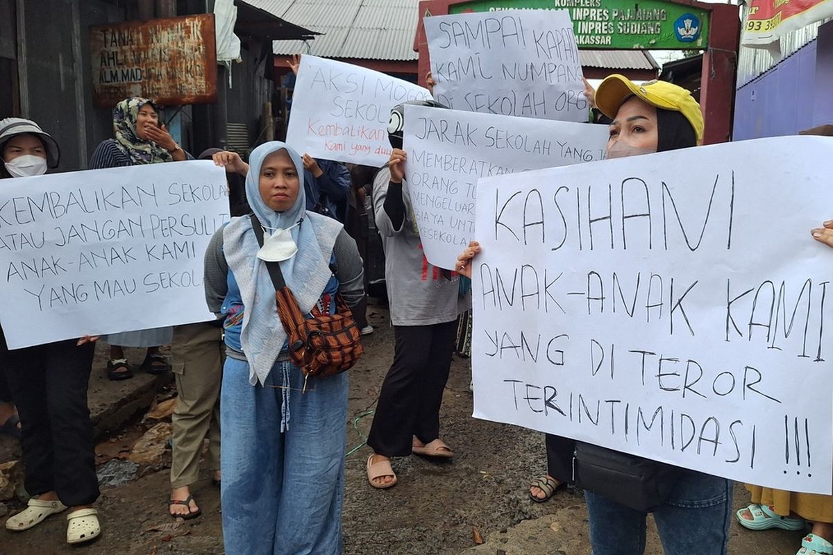 DEMO: Puluhan orangtua murid SD Inpres Pajjaiang Makassar melakukan unjuk rasa di bilangan Jalan Pajjaiang, Kecamatan Biringkanaya, Kota Makassar, Sulsel, Selasa (15/10/2024).