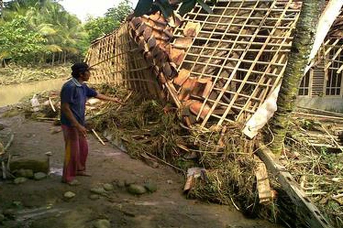 Salah satu rumah warga Desa Kutamaneuh, Kecamatan Tegalwaru, Kabupaten Karawang, Jawa Barat, Selasa (16/2/2010), roboh diterjang banjir. 