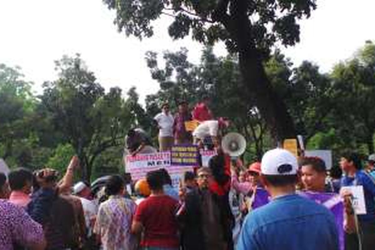 Ratusan pedagang pasar tradisional melakukan aksi unjuk rasa di depan Balai Kota DKI Jakarta dan DPRD DKI Jakarta, Jumat (5/8/2016). Mereka menuntut pemerintah merevisi Perda Nomor 2 Tahun 2009 dan Perda Nomor 3 Tahun 2009.
