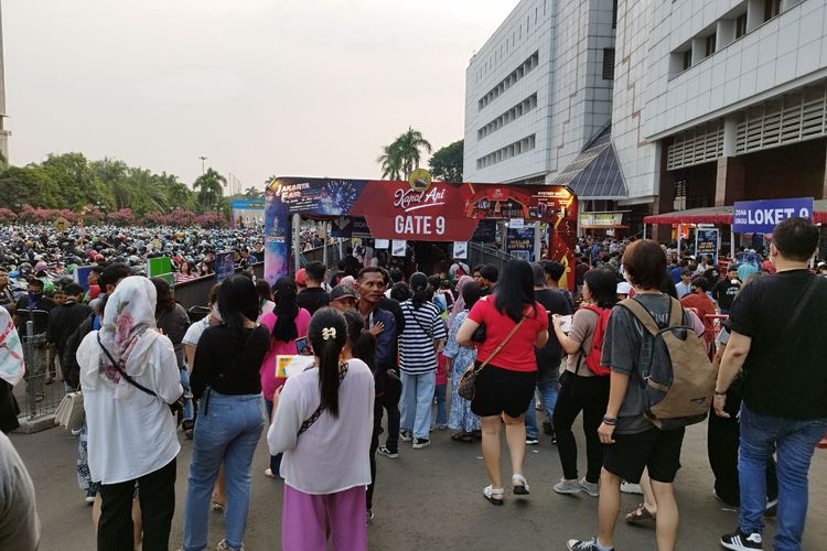 Antrean masuk menuju JakFair Kemayoran 2023 di Gate 9 ramai dan tertib, Minggu (16/7/2023).