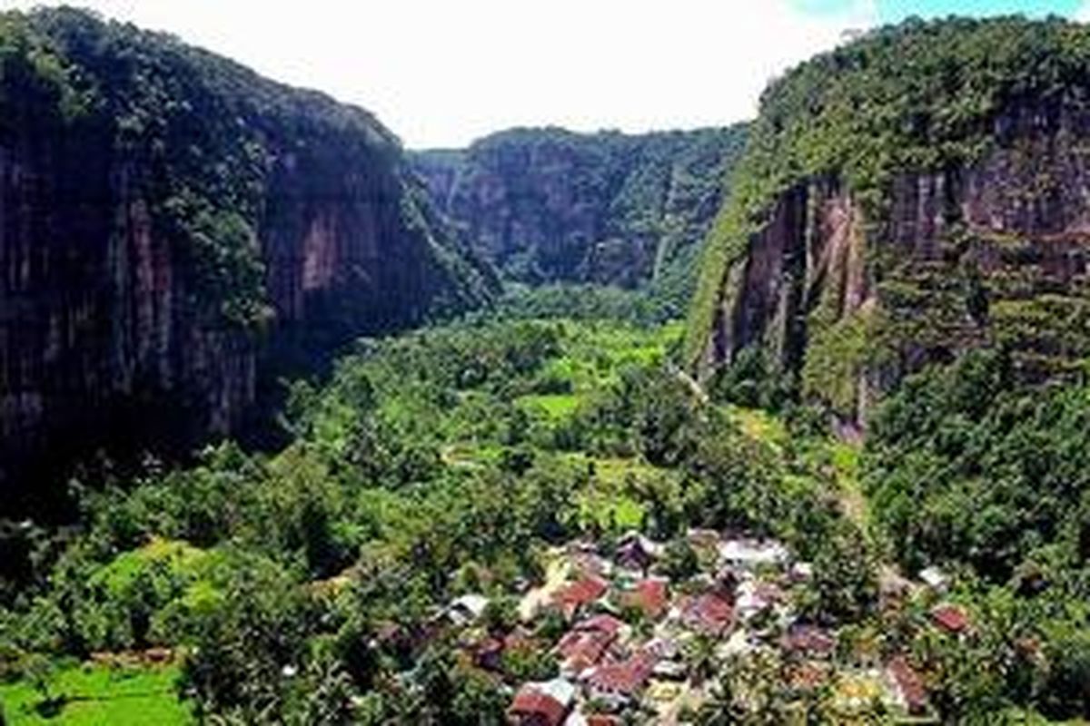 Lembah Harau di Kecamatan Harau, Kabupaten Lima Puluh Kota, Provinsi Sumatera Barat.

