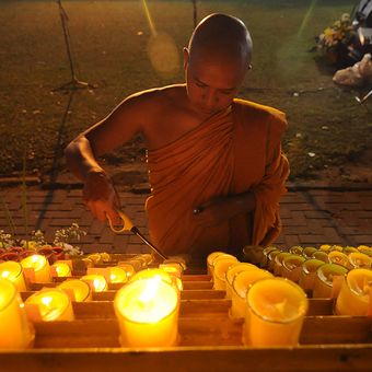 Seorang Biksu menyalakan lilin pelimpahan jasa dalam perayaan Waisak di Candi Sewu, Prambanan, Klaten, Jawa Tengah, Sabtu (18/5/2019). Prosesi penyalaan lilin pelimpahan jasa itu merupakan sarana mendoakan leluhur yang telah meninggal dunia serta mendoakan umat manusia dibumi dalam rangkaian perayaan Waisak 2563 BE/2019.