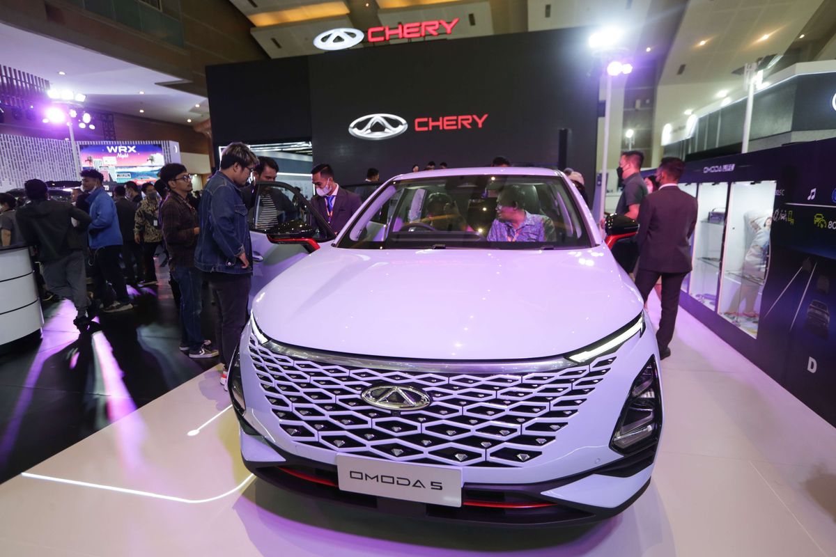 Pengunjung menyaksikan Chery Omoda 5 di ajang Indonesia International Motor Show (IIMS) 2023 di JIExpo, Kemayoran, Jakarta Pusat, Kamis (16/2/2023). Omoda 5 hadir dalam tiga varian yang masing-masing dibekali mesin berkubikasi 1.500 cc turbo.