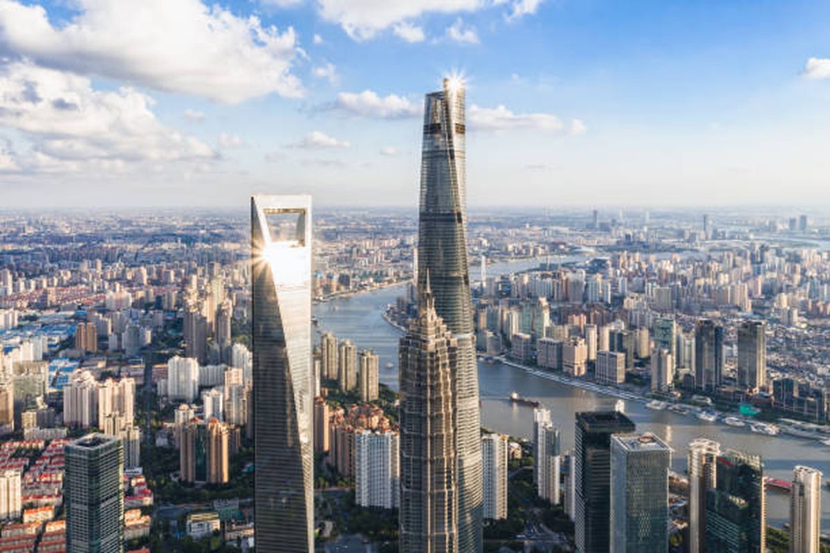 Ilustrasi gedung Shanghai tower, SWFC, dan Jinmao tower, pemandangan kota Shanghai di China.