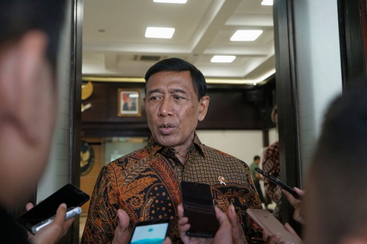 Menteri Koordinator Bidang Politik, Hukum dan Keamanan Wiranto saat memberikan keterangan pers di Kemenko Polhukam, Jakarta Pusat, Senin (16/10/2017).  