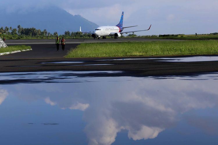Pesawat Sriwijaya Air SJ 776 Boeing 737-800 usai penerbangan rute jurusan Jakarta-Ternate di Bandara Sultan Babullah, Ternate, Maluku Utara, Kamis (25/5/2017). Penerbangan Sriwijaya Air ke daerah tersebut untuk mendukung pertumbuhan ekonomi di kawasan Timur Indonesia yang dari tahun ke tahun memperlihatkan peningkatan ekonomi.