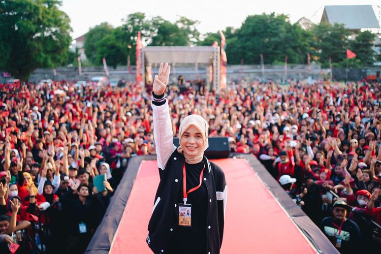 Istri calon presiden (Capres) nomor urut 3 Ganjar Pranowo, Siti Atikoh Supriyanti menolak stigma yang memposisikan perempuan hanya melakukan tugas domestik berupa masak, macak, dan manak, Minggu (17/12/2023).